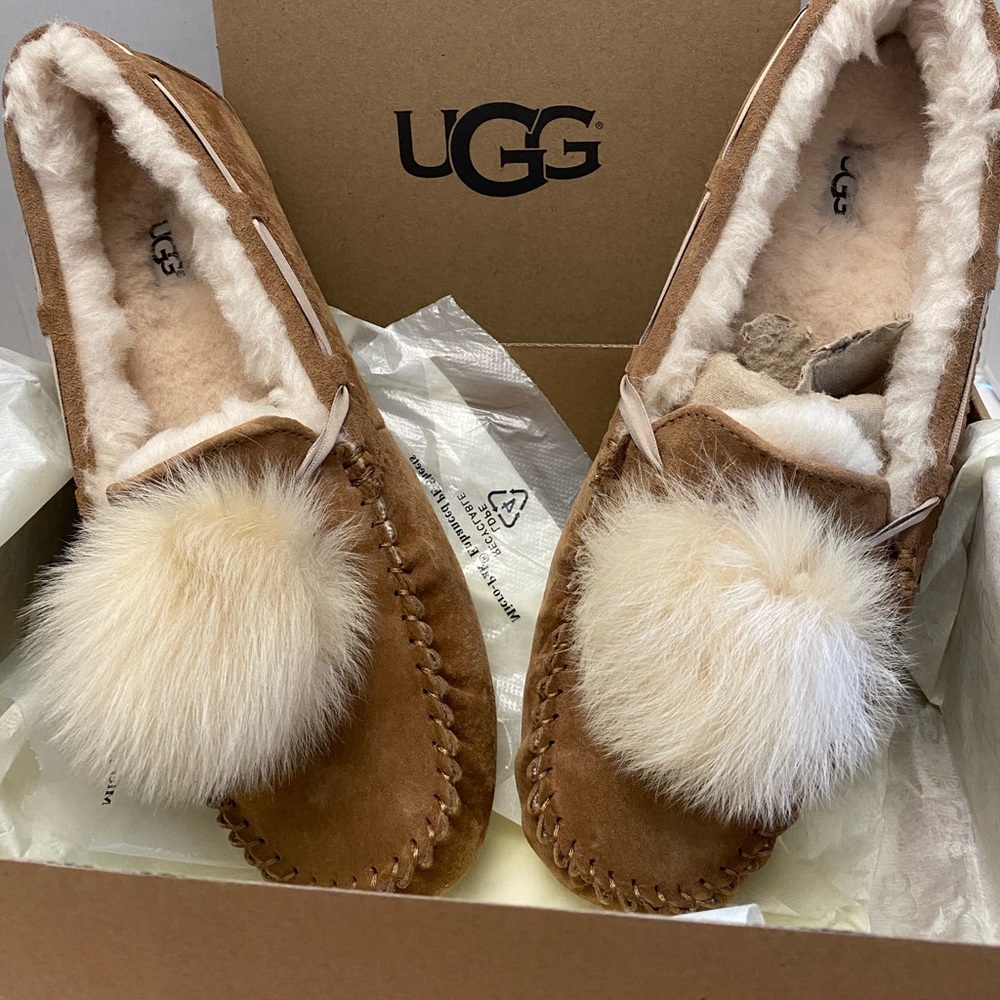 Ugg Australia Dakota w/ Pom Pom